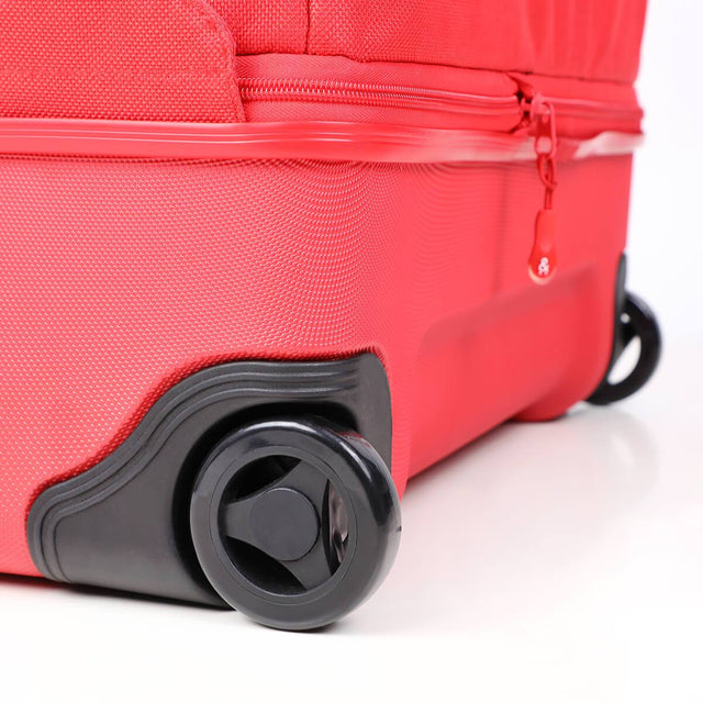 phil&teds travel bag close up of wheels_red